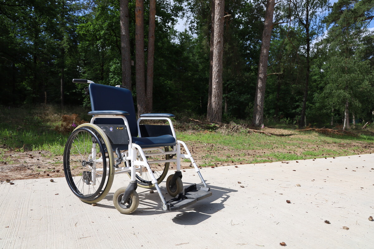 val Uitroepteken Berg Vesuvius Witte rolstoel — Park Hoge Veluwe